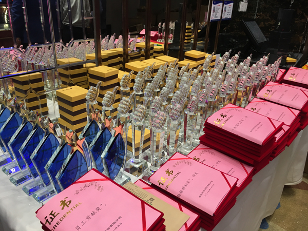 二十二年风雨  只因有你同行  又沐改革春风  再迎历史机遇 ——新利(中国)xinli·官方网页版,22周年庆典暨颁奖典礼